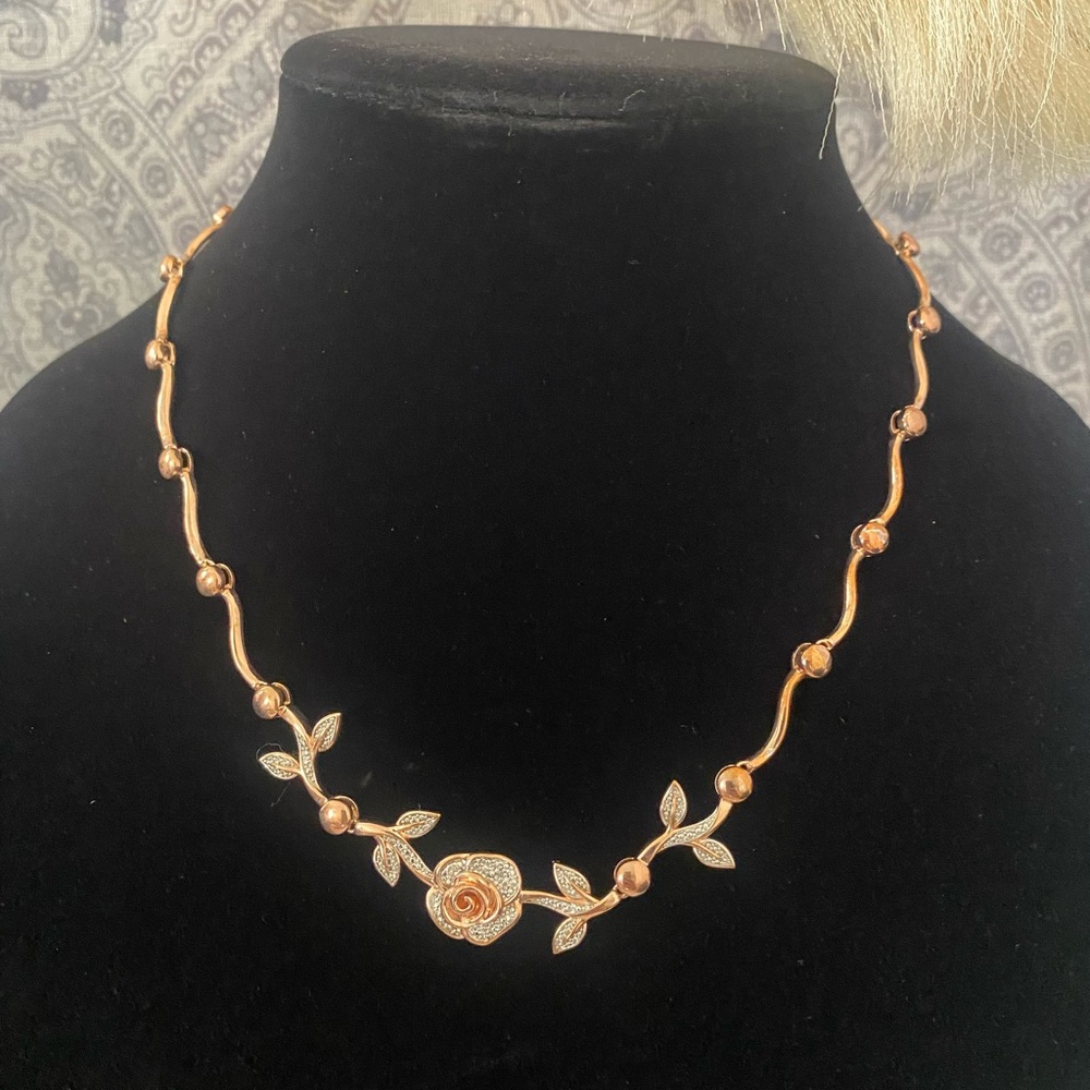 Elegant Gold and Silver Floral Necklace - Picture 4 of 6